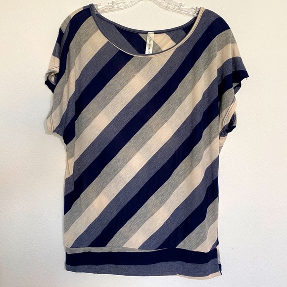 Ms Bella D tunic shirt with fitted hemline - Picture 2 of 6